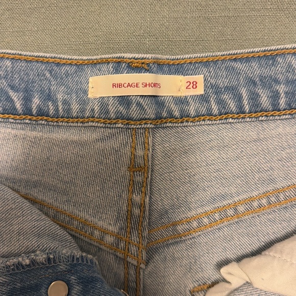 Levi’s Ribcage Shorts - Picture 3 of 4